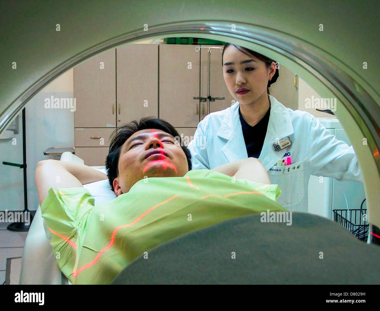 Un paziente viene sottoposto ad una scansione TC sotto la cura di personale presso il Samsung Medical Center. Foto Stock