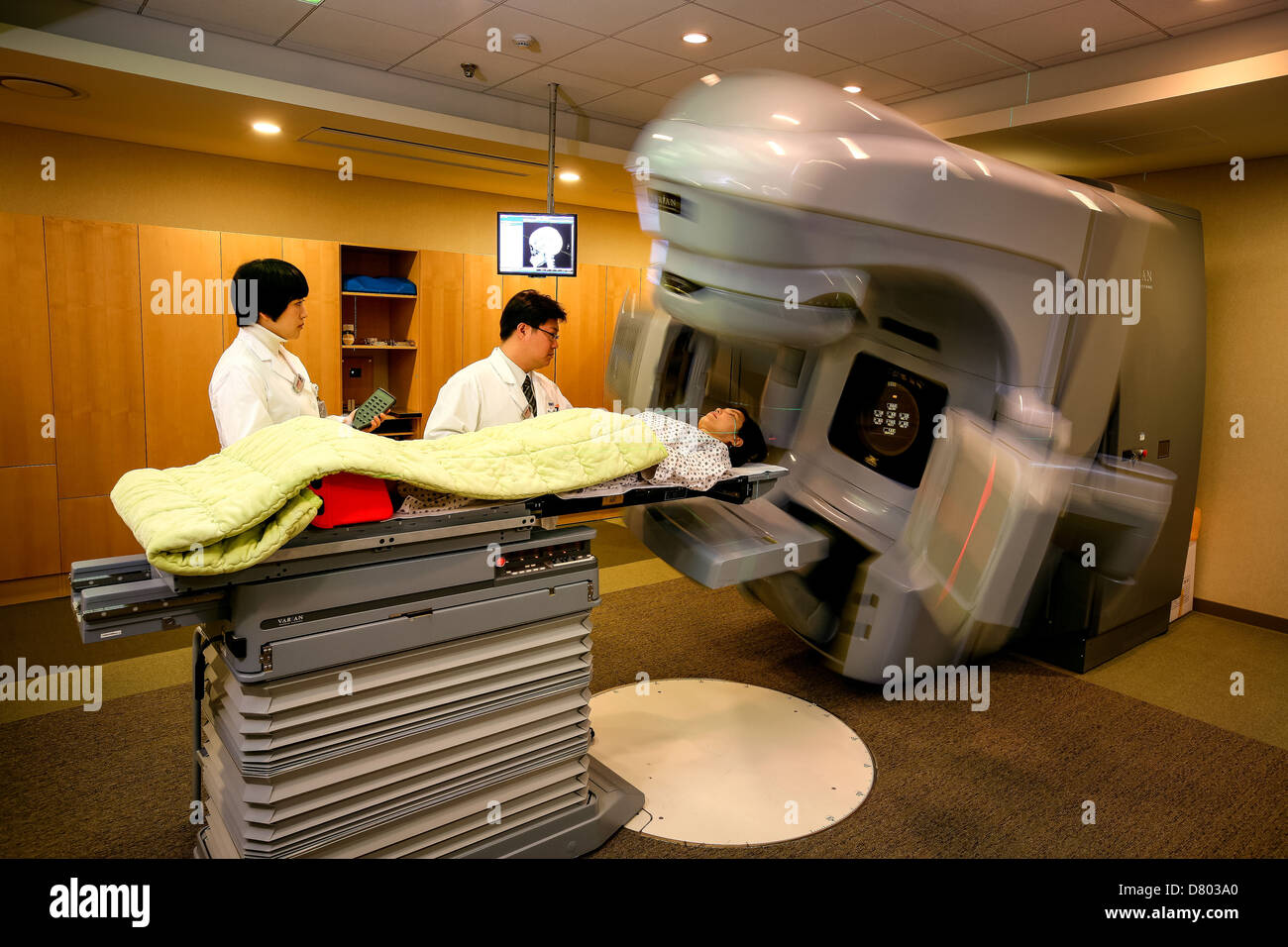 Un paziente viene sottoposto ad una scansione TC sotto la cura di personale presso il Samsung Medical Center. Foto Stock