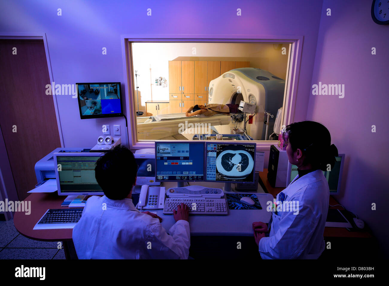 Un paziente viene sottoposto ad una scansione TC sotto la cura di personale presso il Samsung Medical Center in Corea. Foto Stock