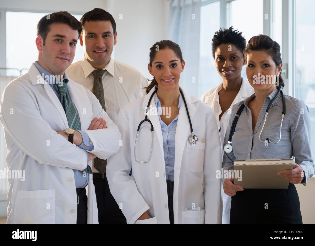 I medici insieme sorridente in ufficio Foto Stock