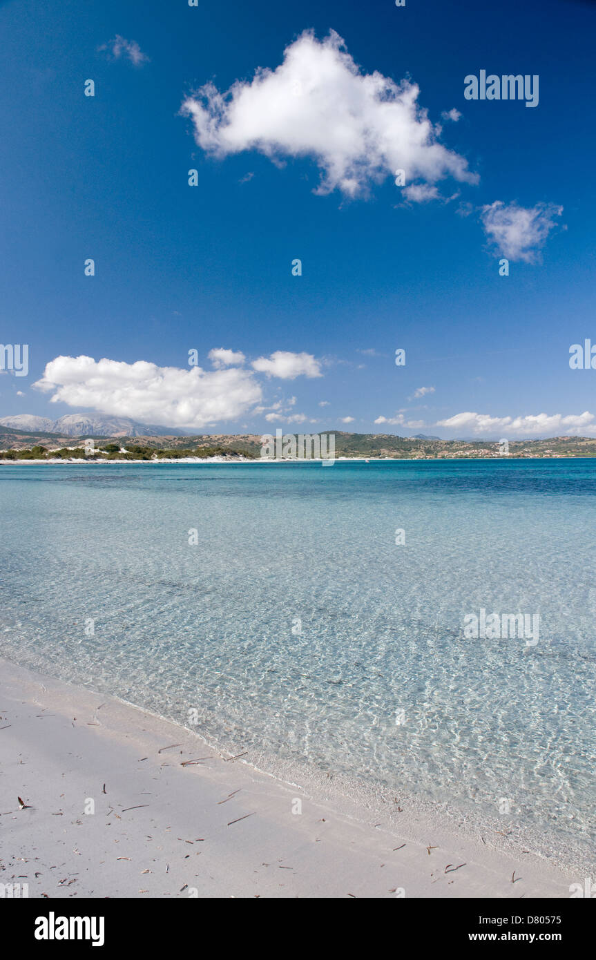 L'acqua chiara mare e cielo blu a Capo Comino spiaggia, Siniscola, Sardegna, Italia Foto Stock