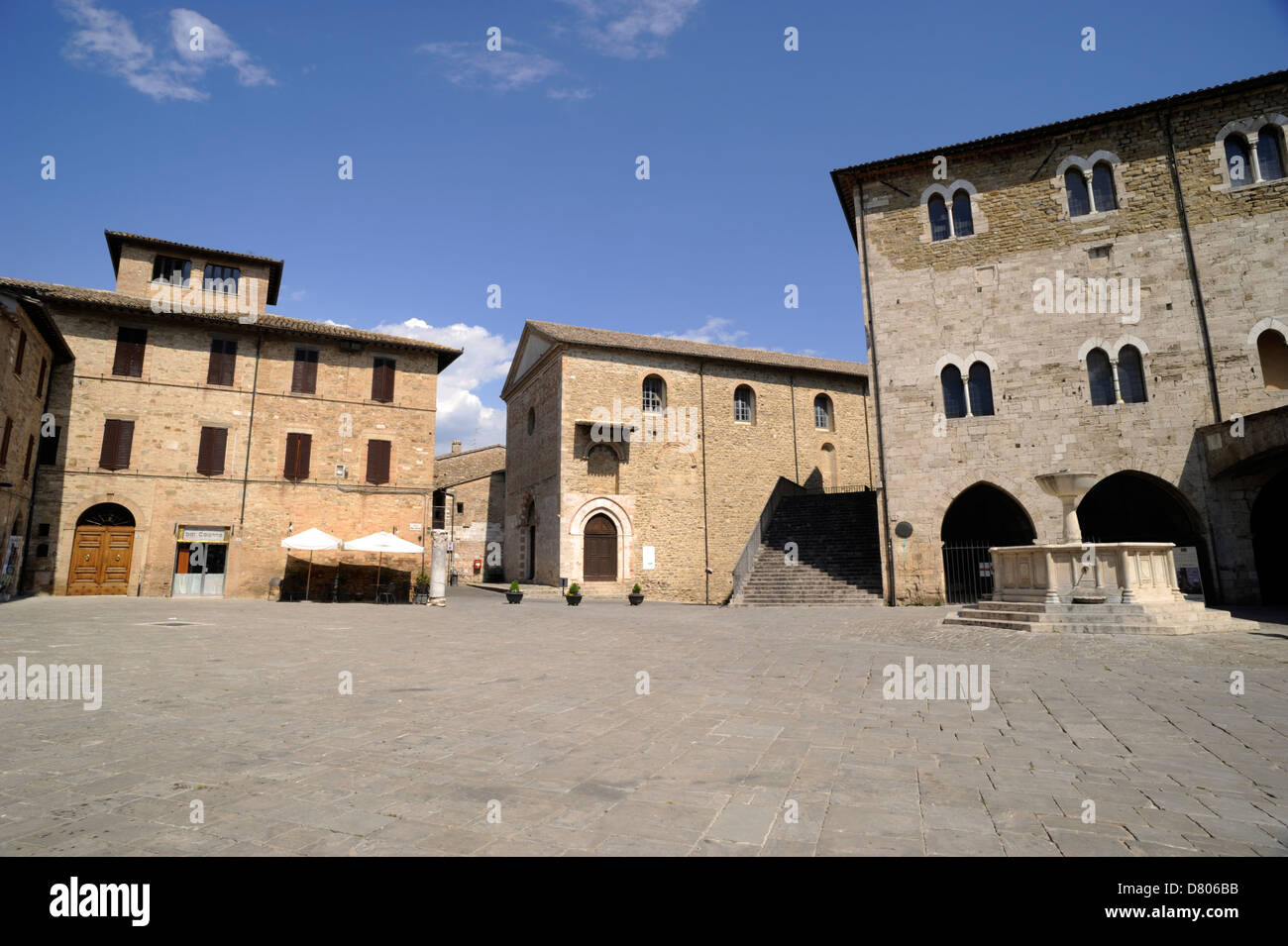 Italia, Umbria, Bevagna, Piazza Silvestri, chiesa dei Santi Domenico e Giacomo e Palazzo dei Consoli Foto Stock