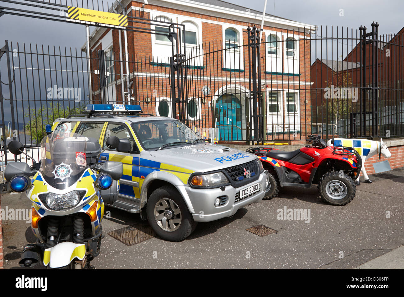 Selezione dei veicoli della polizia sul display esterno holywood stazione di polizia su un open day Foto Stock