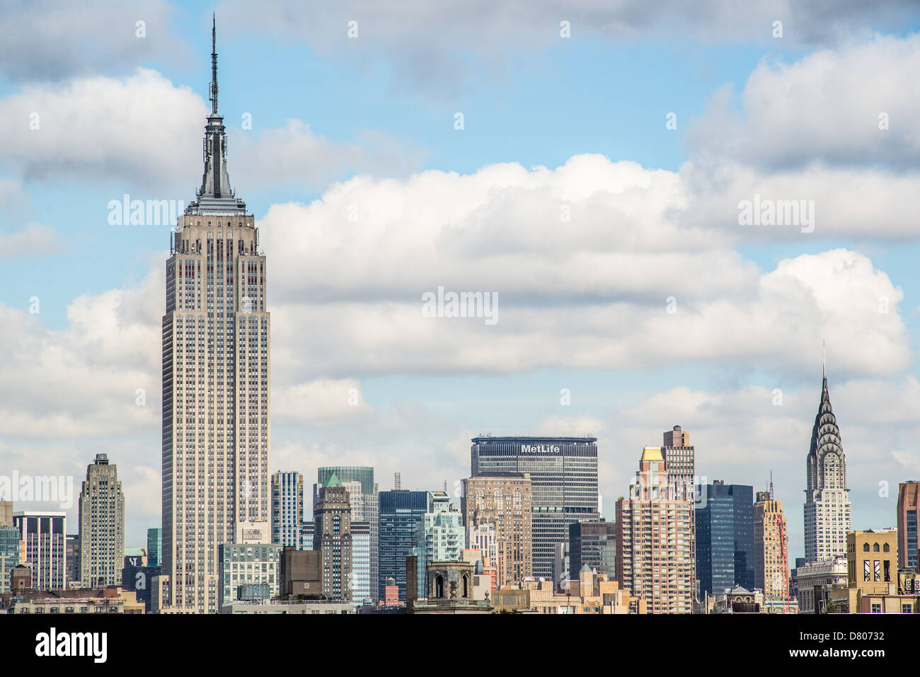 Skyline di New York City prominente con l'Empire State Building. Foto Stock