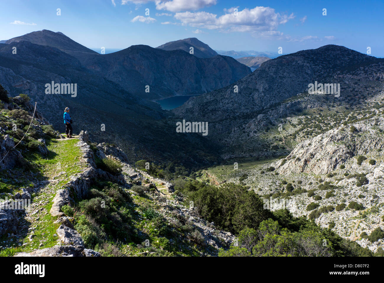 Figura solitaria nel paesaggio montuoso, Kalymnos, Grecia Foto Stock