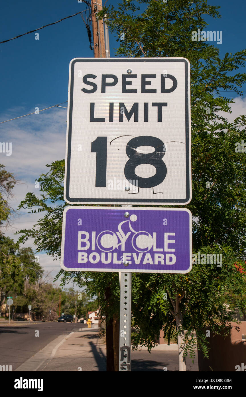 Speciale i limiti di velocità sono applicate in 'bicicletta Boulevards' dove automobili e biciclette hanno lo stesso limite di velocità. Albuquerque, NM. Foto Stock