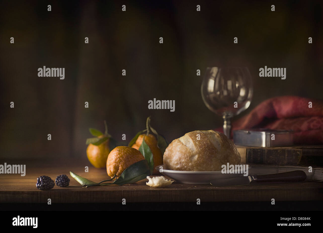 Pane, frutta, vino e formaggio sulla tabella Foto Stock