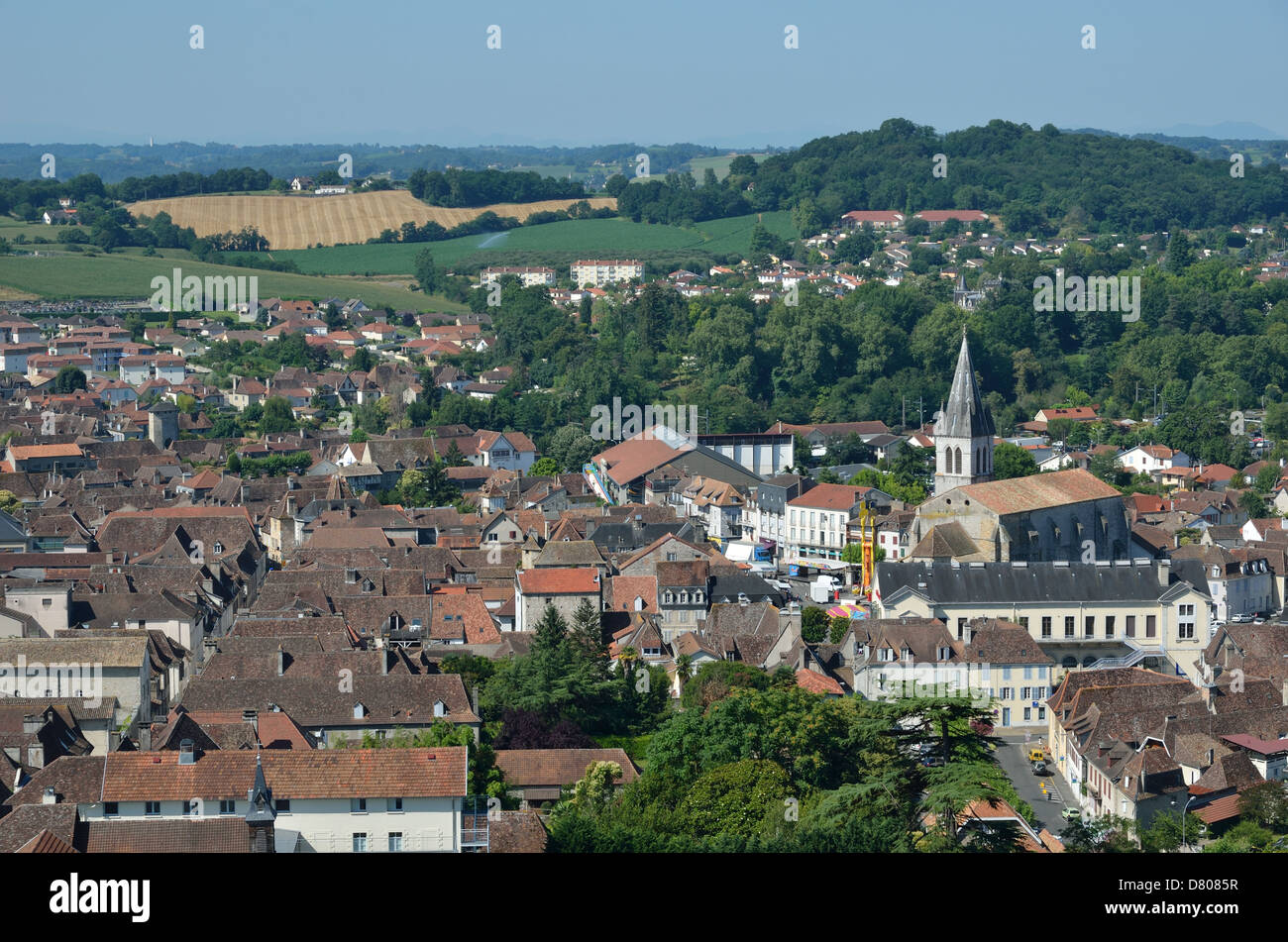Antica cittadina francese di Orthez e la sua periferia da sopra Foto Stock