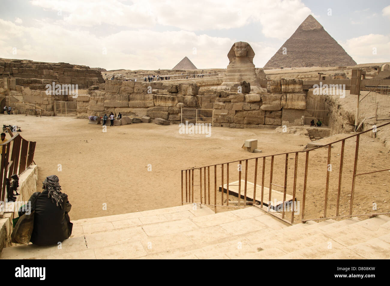 Venditore in Giza è in attesa di nuovi turisti provenienti per scattare una foto della Sfinge, dove è dovuto alla rotazione della mancanza di turisti. Foto Stock