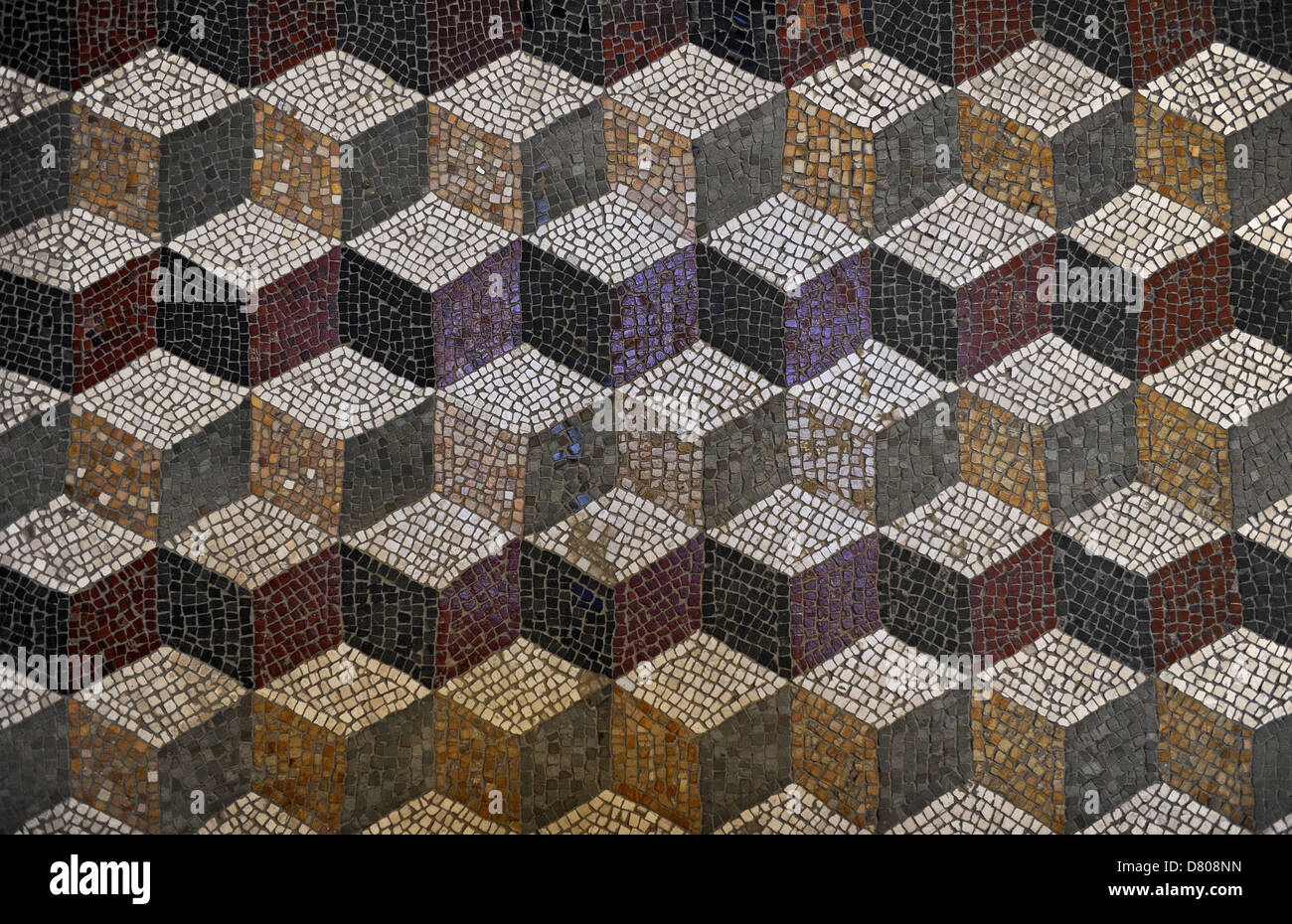Mosaico romano con un modello di cubo dando un effetto tridimensionale. Glyptothek. Monaco di Baviera. Germania. Foto Stock