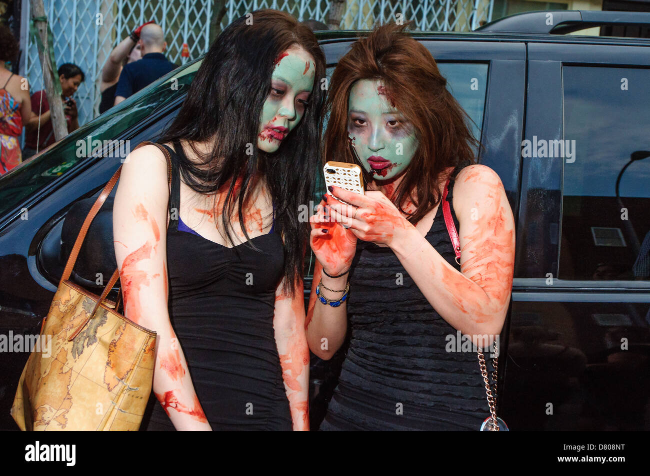 I partecipanti della NYC Zombie Crawl, Williamsburg. Maggio 27, 2012 Foto Stock