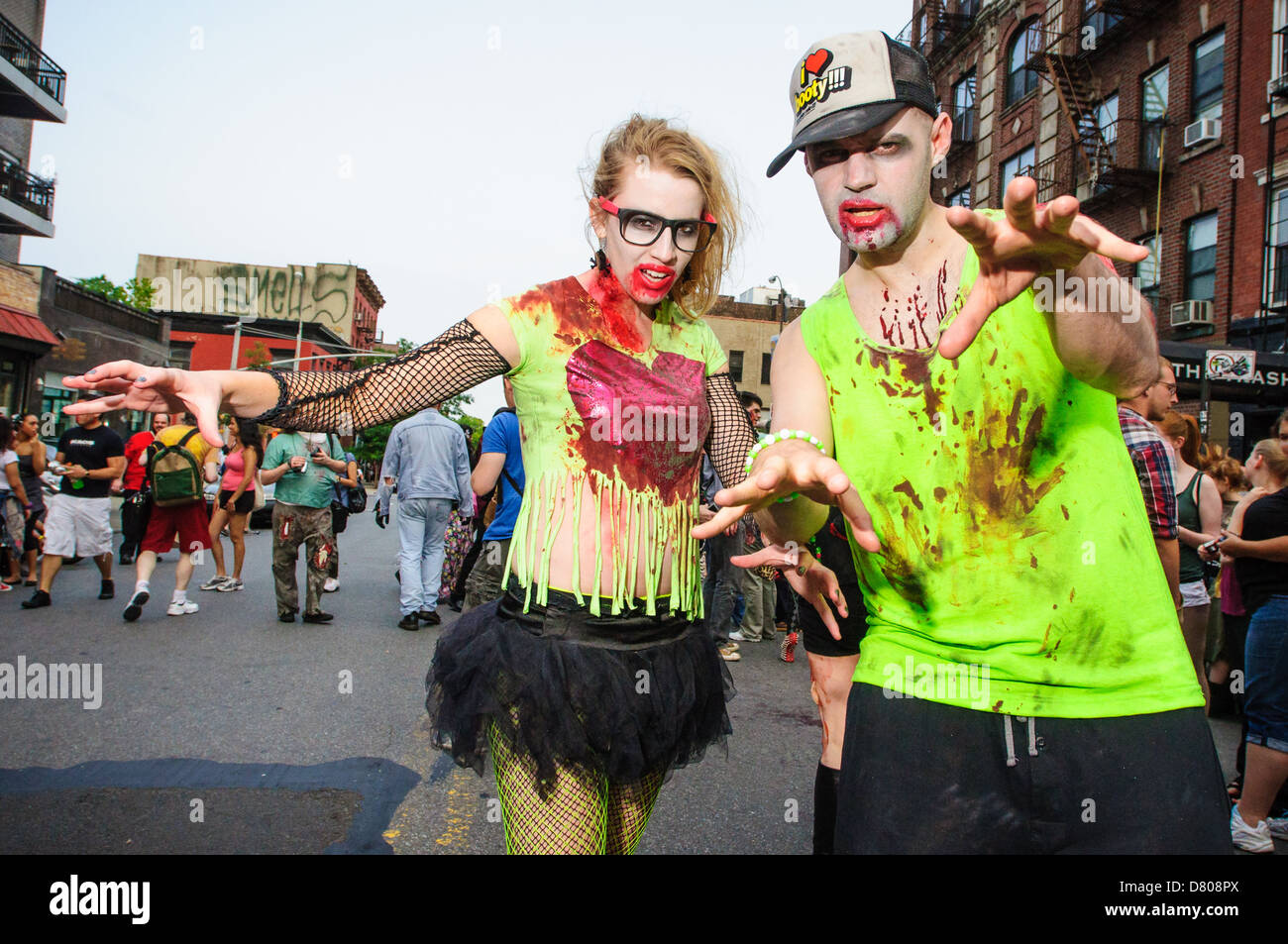 I partecipanti della NYC Zombie Crawl, Williamsburg. Maggio 27, 2012 Foto Stock