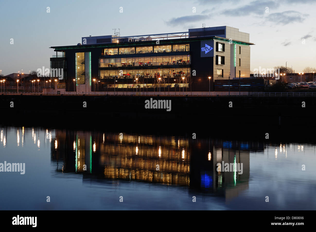 La STV sede sulla Pacific Quay a Glasgow al crepuscolo, Scotland, Regno Unito Foto Stock