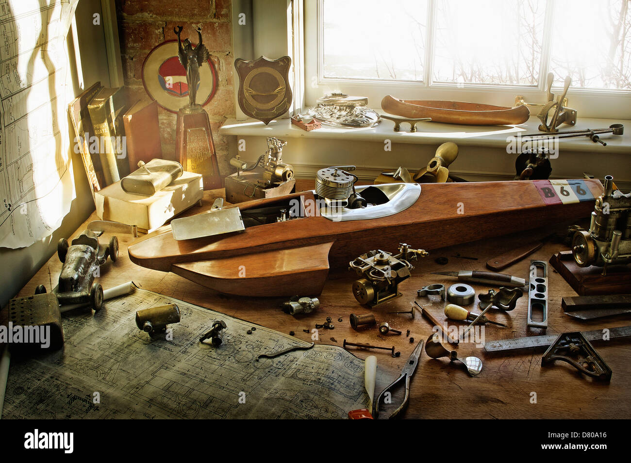 Barca, mappa e la vela paraphernalia sulla scrivania Foto Stock