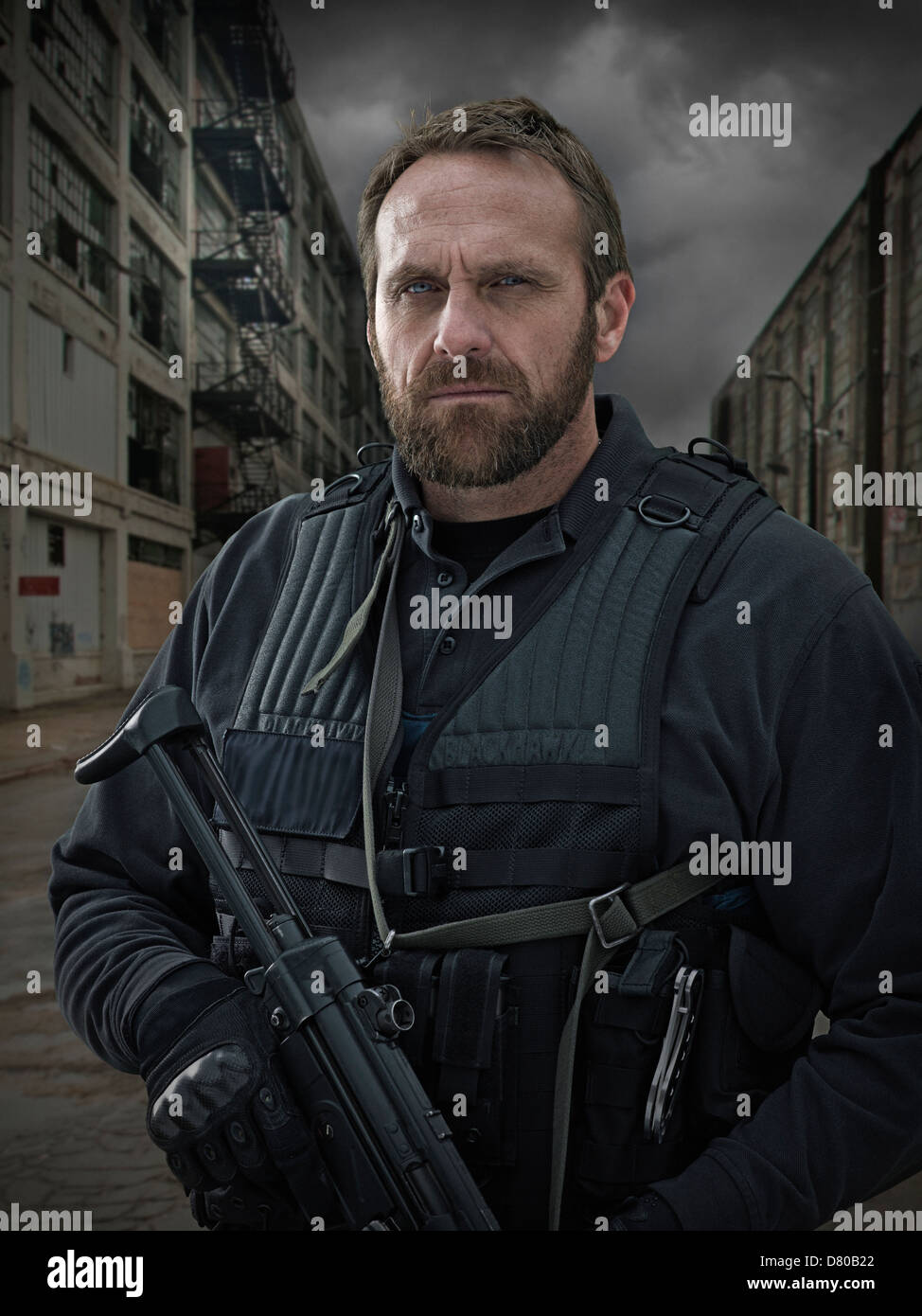 Poliziotto caucasico su strada di città Foto Stock