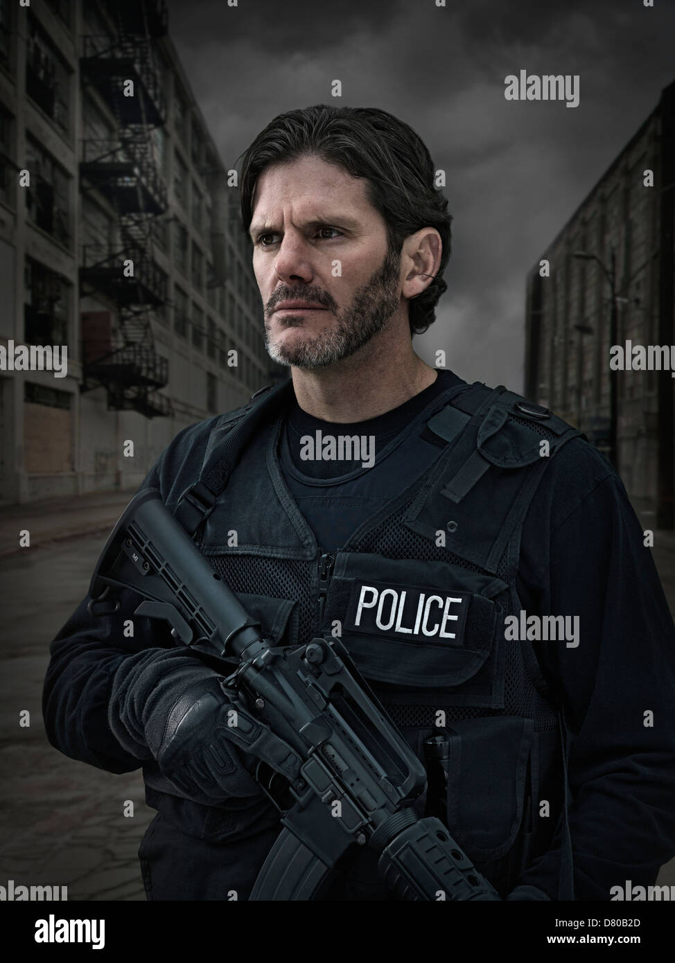 Poliziotto caucasico su strada di città Foto Stock