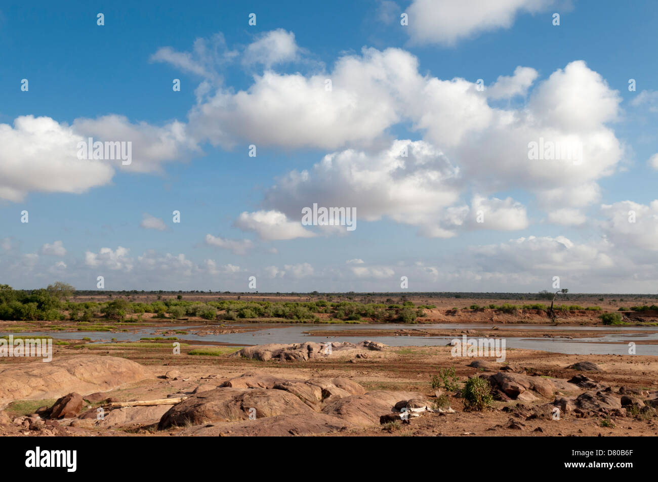 Fiume di Tsavo, parco nazionale orientale di Tsavo in Kenya. Foto Stock