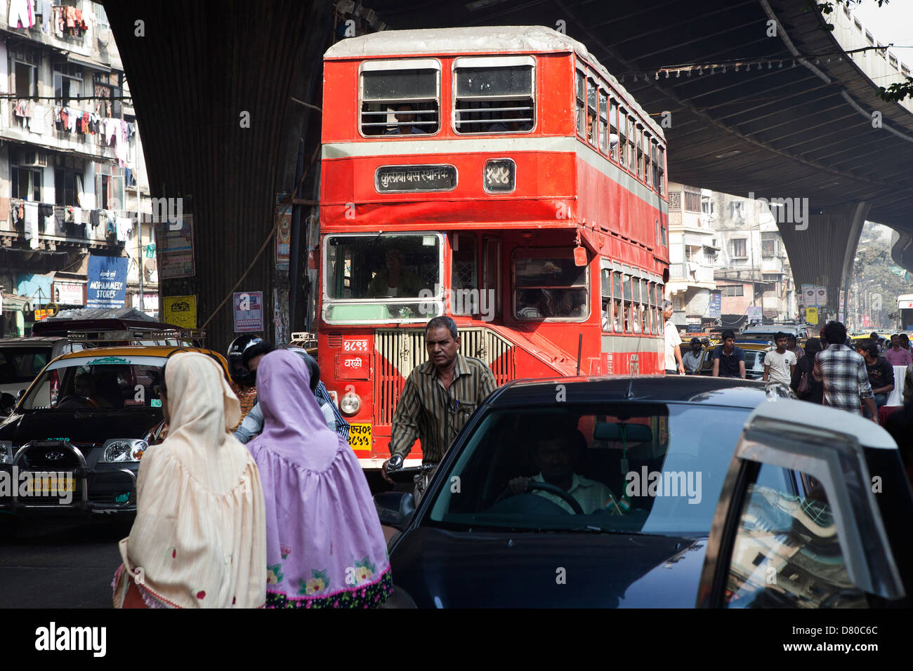 Bus rosso a due piani in Mumbai, India Foto Stock