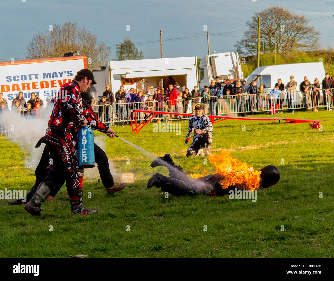 Man on Fire essendo messo fuori con acqua estintore a Scott può's stunt show nel Derbyshire, Inghilterra Foto Stock