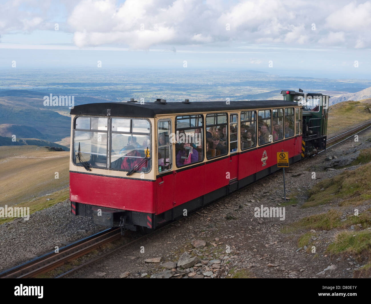 Snowdon Mountain convoglio ferroviario sul finale di tirare per Snowdon il vertice Foto Stock