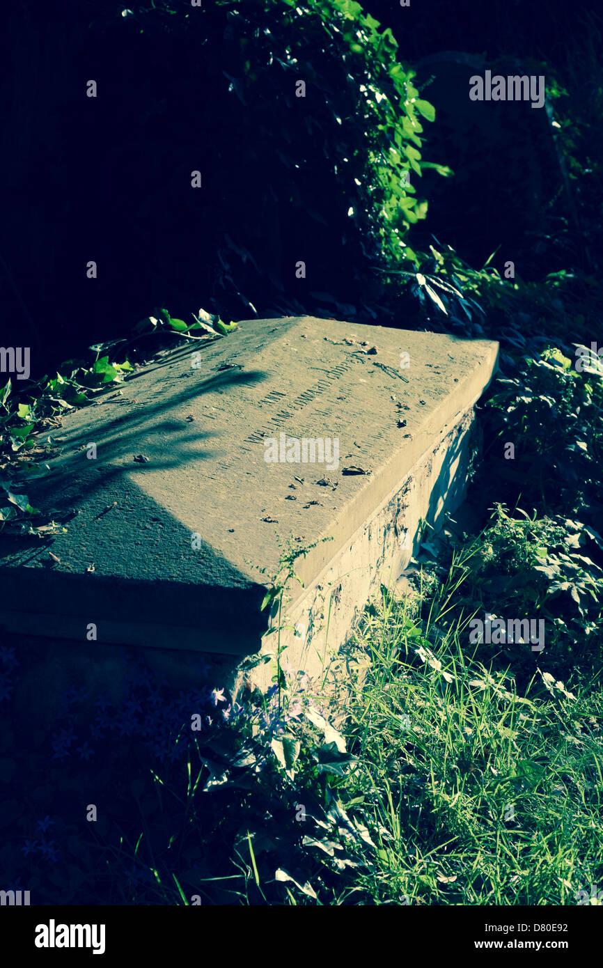 In parte nascosta scrigno di pietra nel sagrato della chiesa della Santa Trinità, Bosham Foto Stock