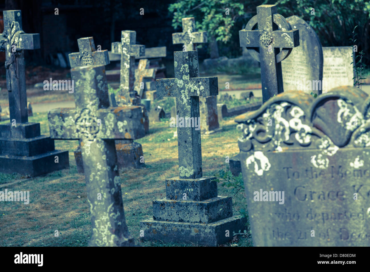 Vecchio, weathered Grave pietre in un villaggio inglese chiesa Foto Stock