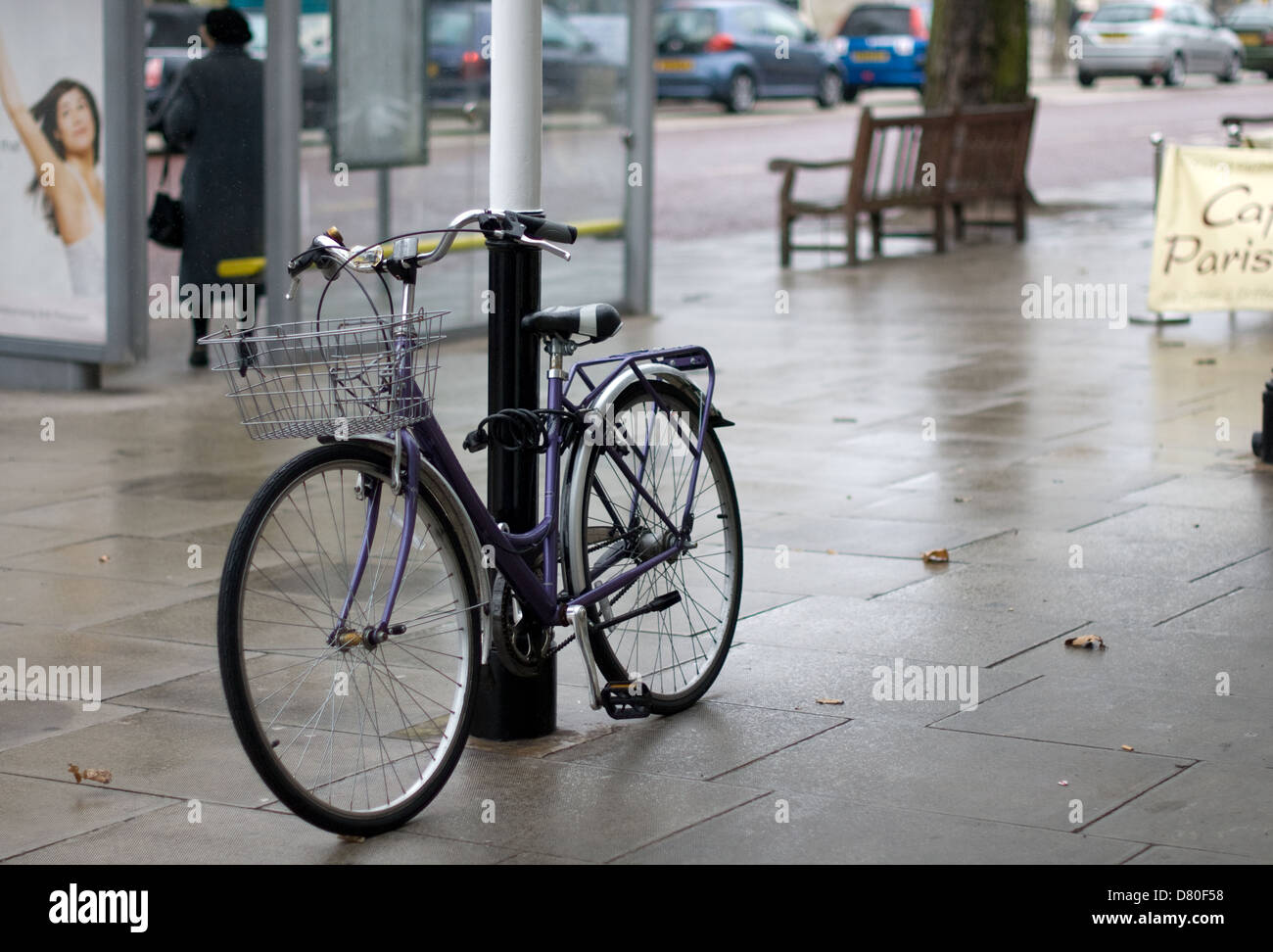 Immagine dello stile di vita di una bicicletta fissata ad un montante Foto Stock