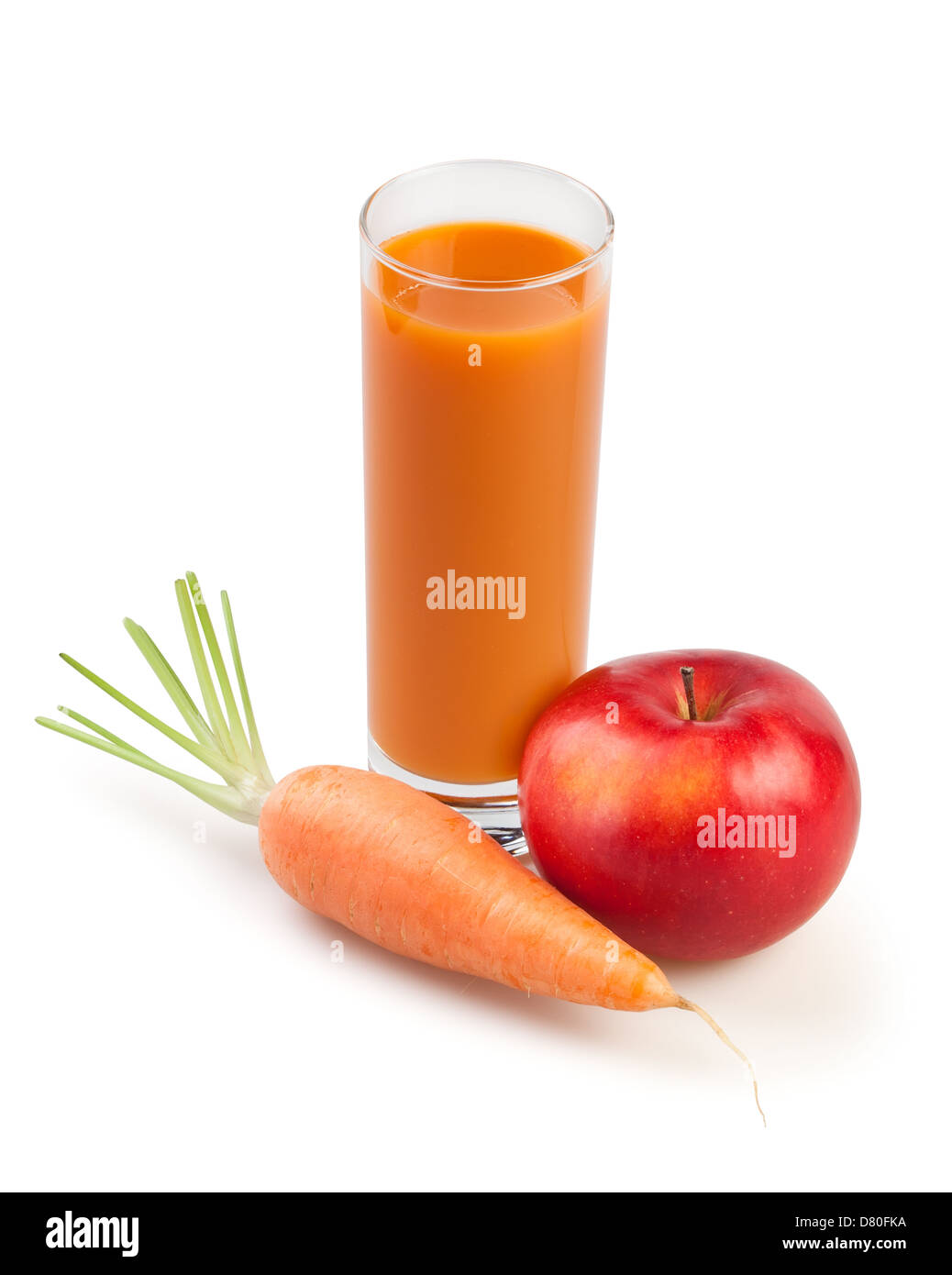 La carota succo di mela vetro su sfondo bianco Foto Stock