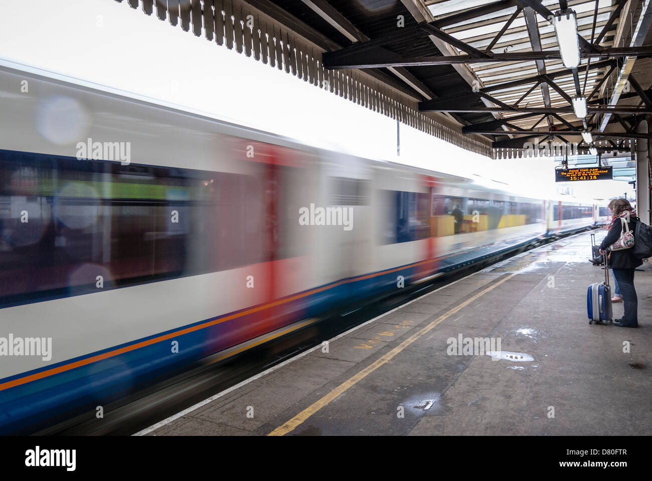 Passeggeri in piedi indietro da non fermare il treno a Clapham Junction Foto Stock