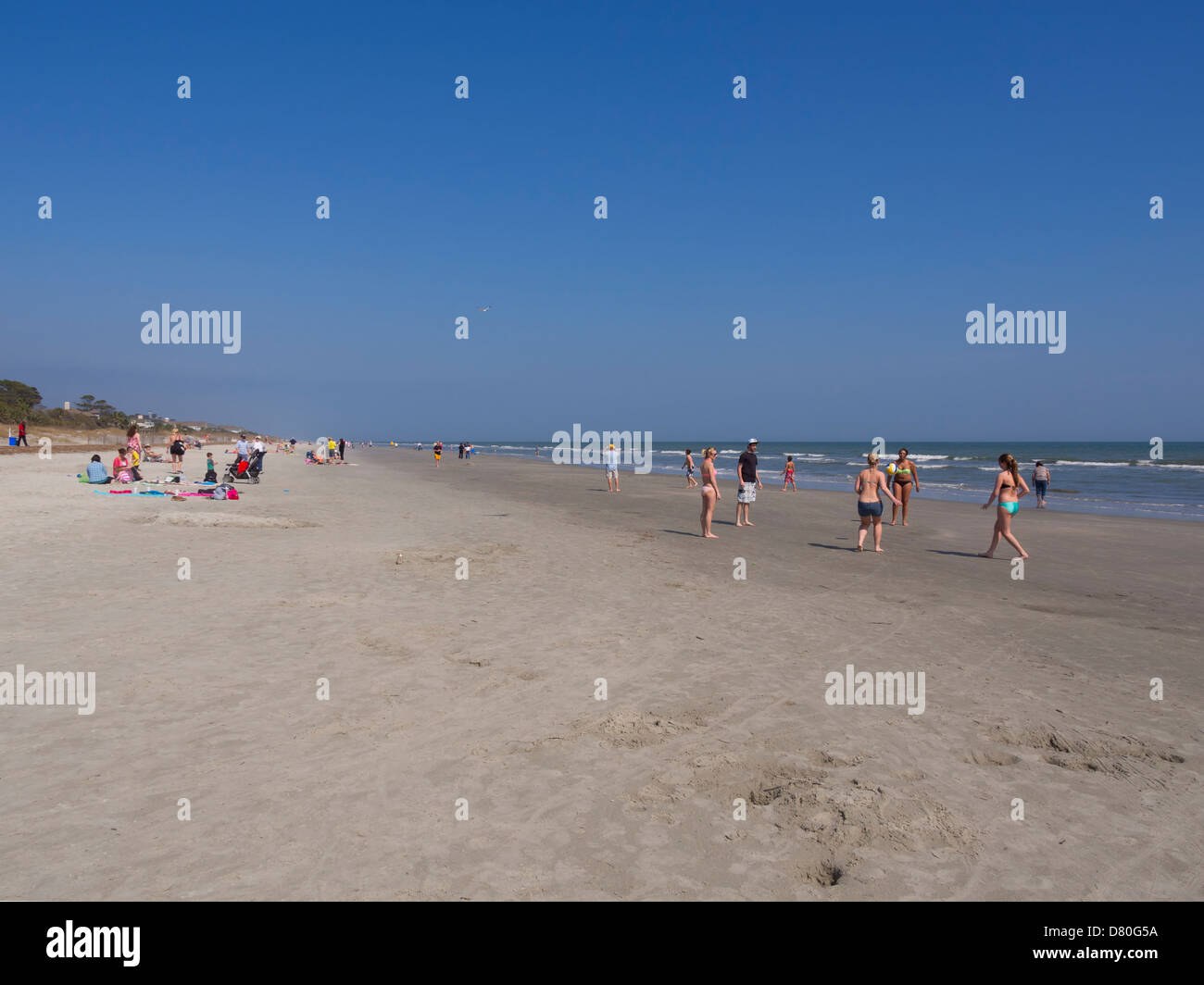 Gli studenti giocare a pallavolo sulla spiaggia di spring break in Hilton Head Island South Carolina Foto Stock