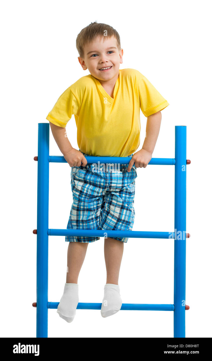 Capretto felice ragazzo sulla parte superiore della scaletta di ginnastica Foto Stock
