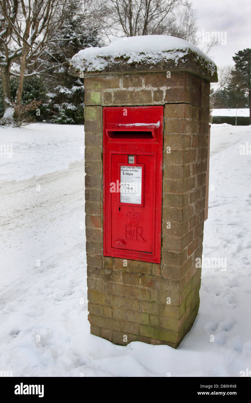 Pilastro casella nella neve, Grayshott, Surrey Foto Stock