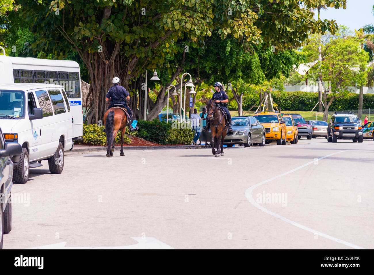 I poliziotti su cavalli, American funzionari di polizia a cavallo nel centro cittadino di Miami, Florida, Stati Uniti d'America Foto Stock