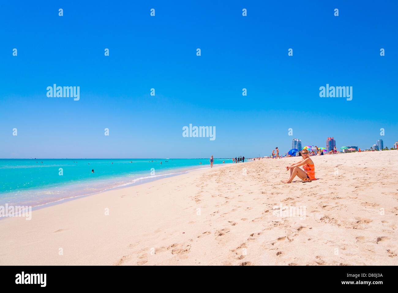 La donna caucasica, 45 anni, seduto su di una spiaggia, spiaggia di South Beach a Miami Beach, Florida, Stati Uniti d'America Foto Stock
