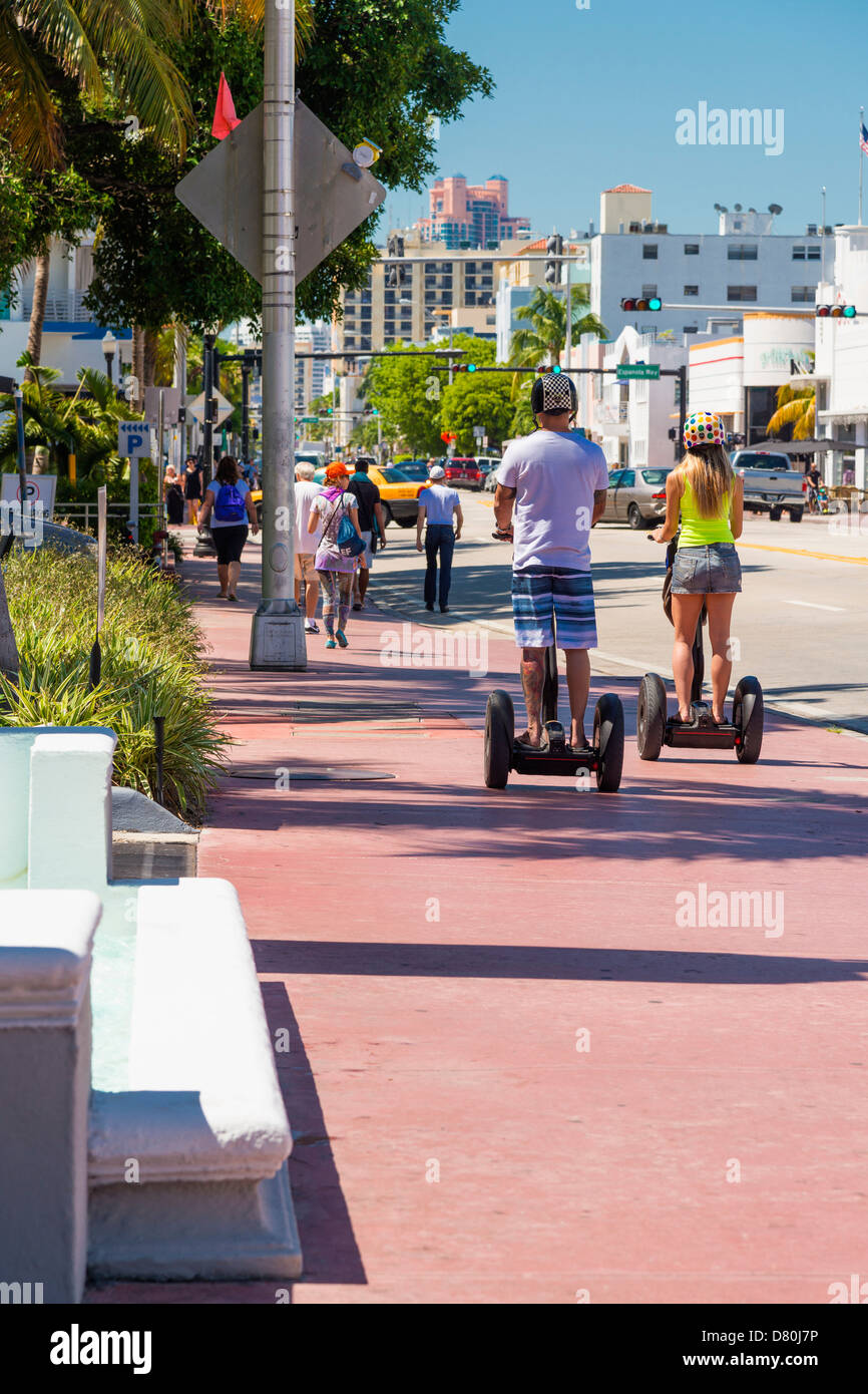 I turisti ad esplorare quartiere Art Deco di Miami Beach dal riding Segway scooter, Miami Beach, Florida, Stati Uniti d'America Foto Stock