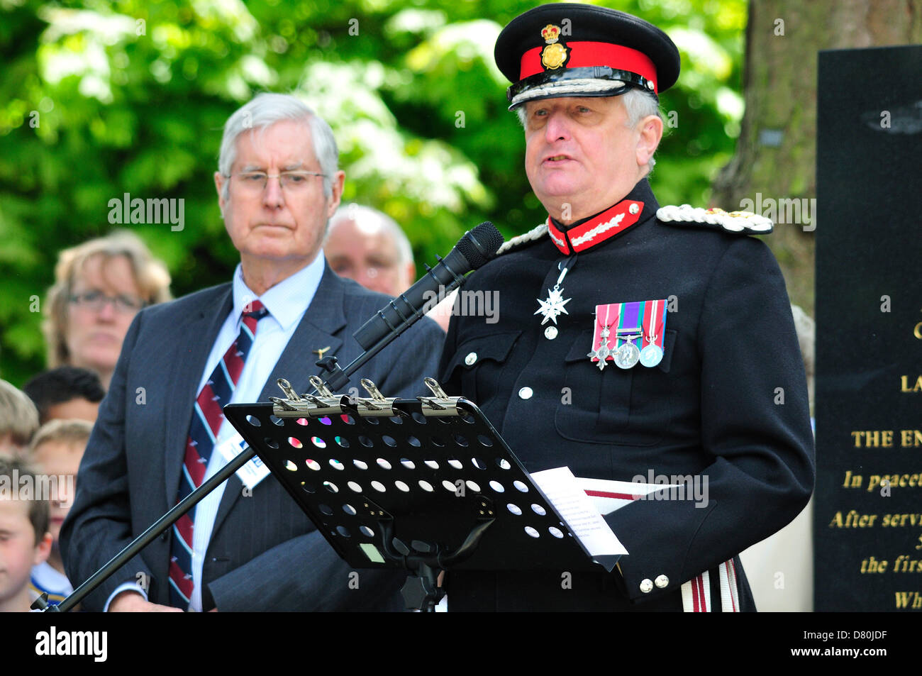 16 maggio, 2013. Raid Dambusters settantesimo anniversario commemorazione al Kings Hill, Kent, ex sito dell'West Malling Airfield. Sua Maestà di Lord Luogotenente del Kent, Philip Sidney, Visconte De L'Isle MBE Foto Stock