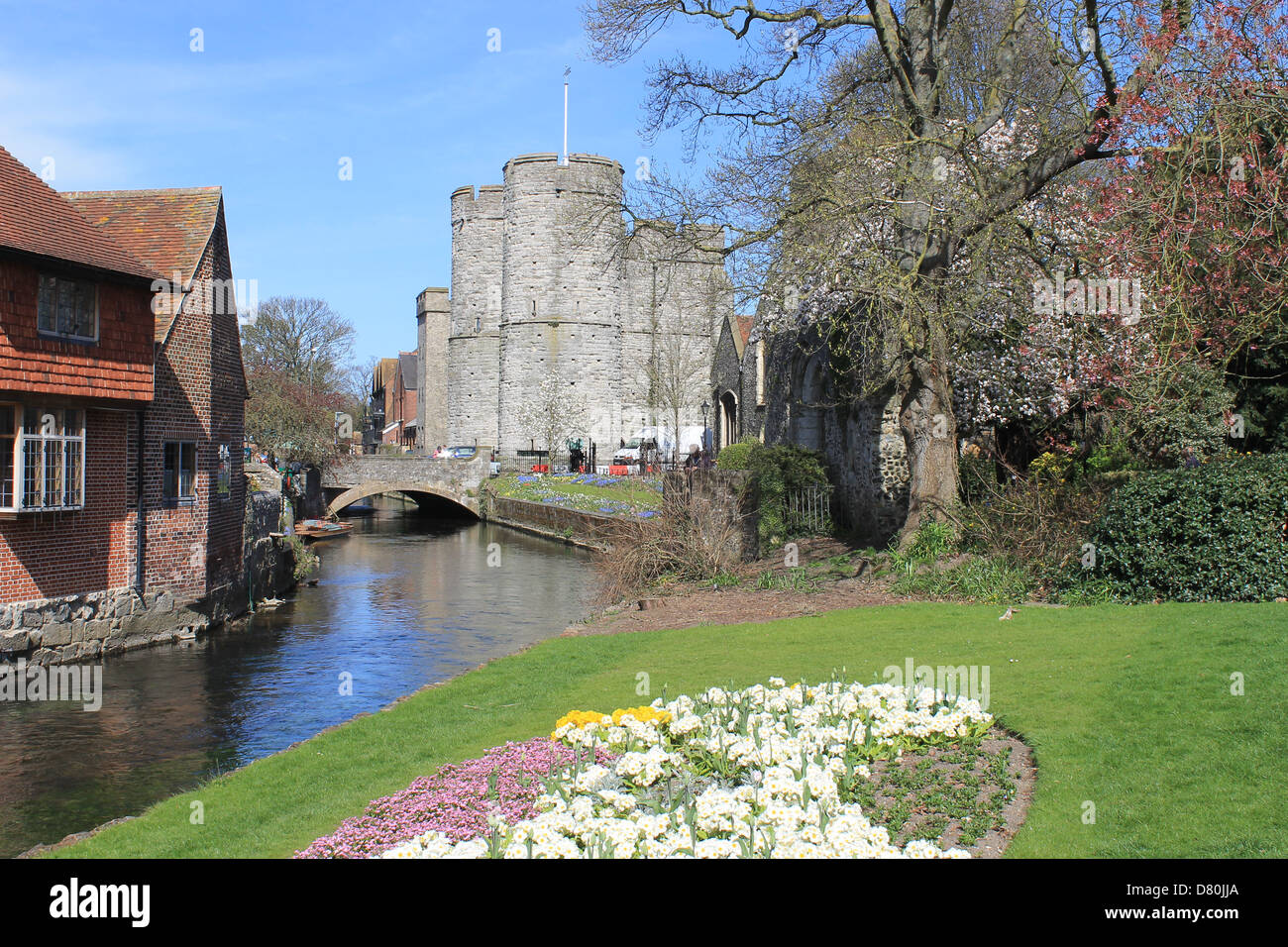 Westgate Garden e il fiume Stour, Westgate Archway e il Museo di Canterbury, Kent, Regno Unito Foto Stock