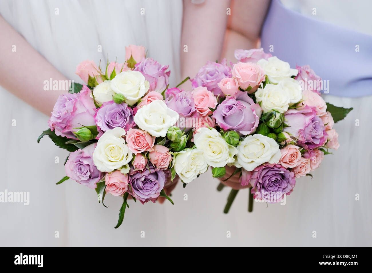 Bridesmaids due bouquet di fiori sono di colore rosa e viola le rose Foto Stock