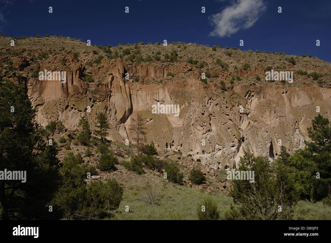 Stati Uniti d'America. Vicino a Los Alamos. Nuovo Messico. Bandelier National Monument. Abitazioni multipiano ancestrale di popolo Pueblo. Frijoles Canyon. Foto Stock