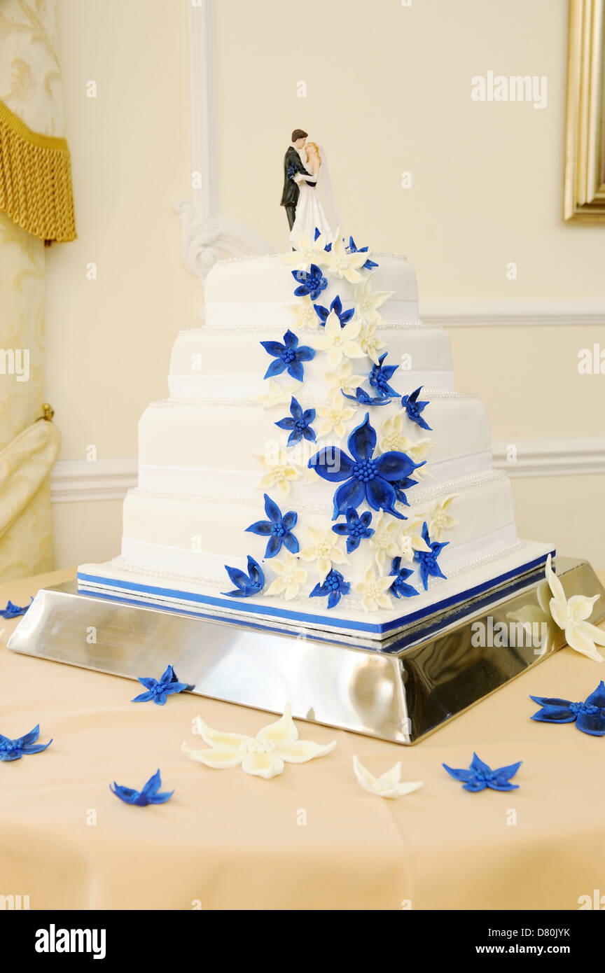 Blu e bianco torta di nozze closeup con la sposa e lo sposo sulla parte superiore Foto Stock