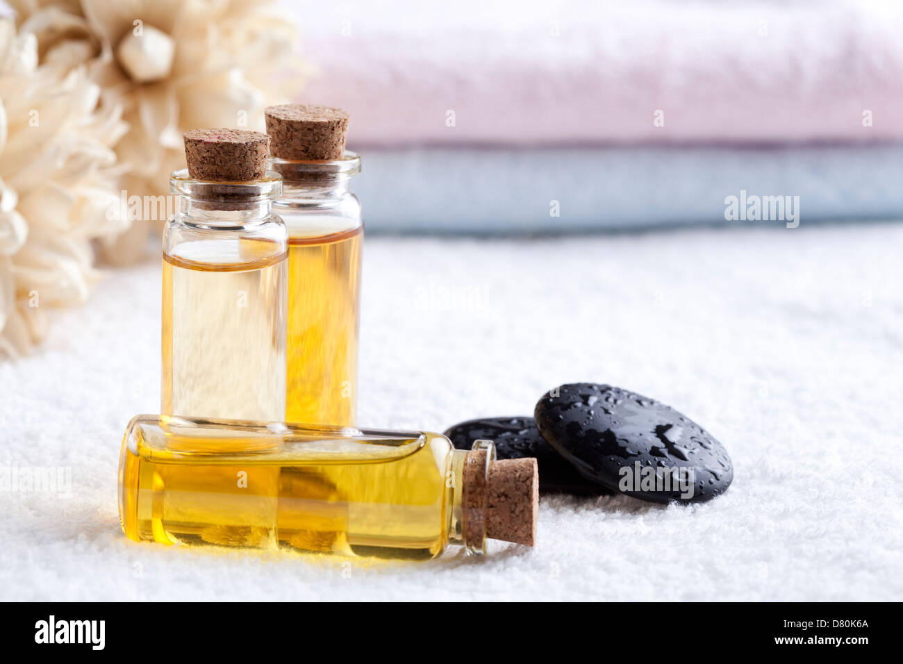 Olio essenziale e ciottoli Foto Stock