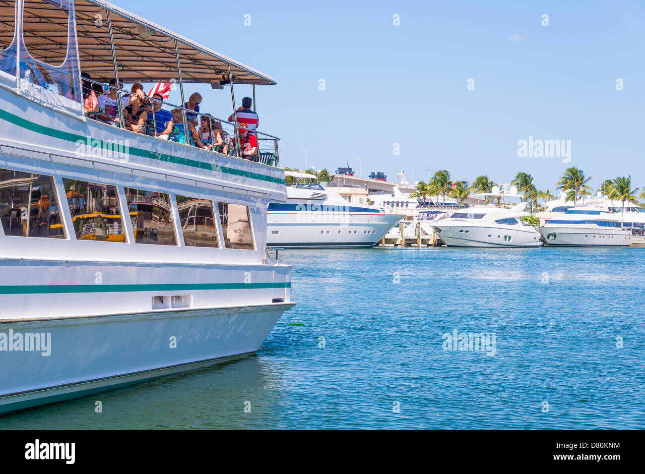 I turisti sono in procinto di lasciare sul litorale gita in barca, Miami, Florida, Stati Uniti d'America Foto Stock