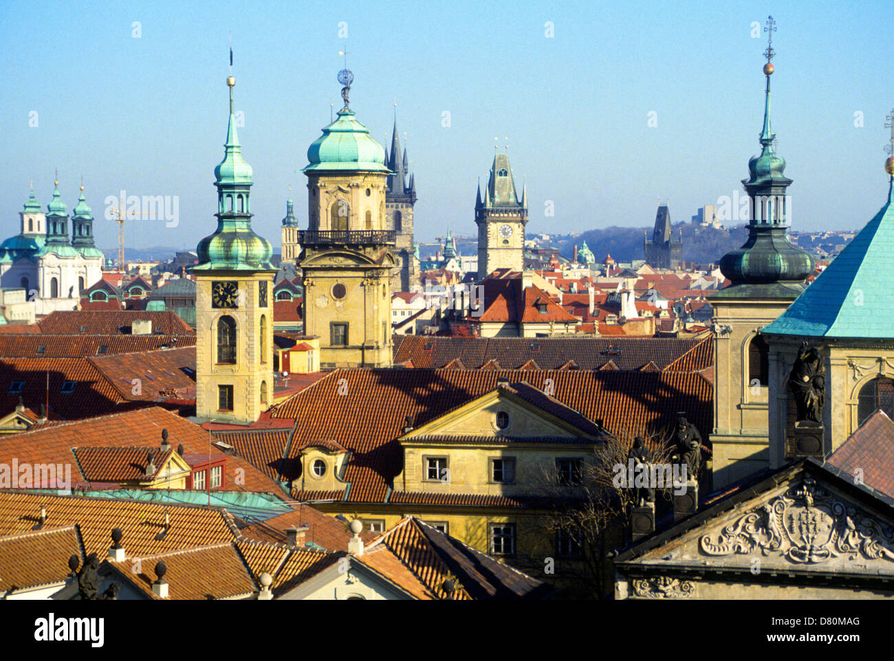 Vista sui tetti con chiesa torri e cupole, Praga, Repubblica Ceca Foto Stock