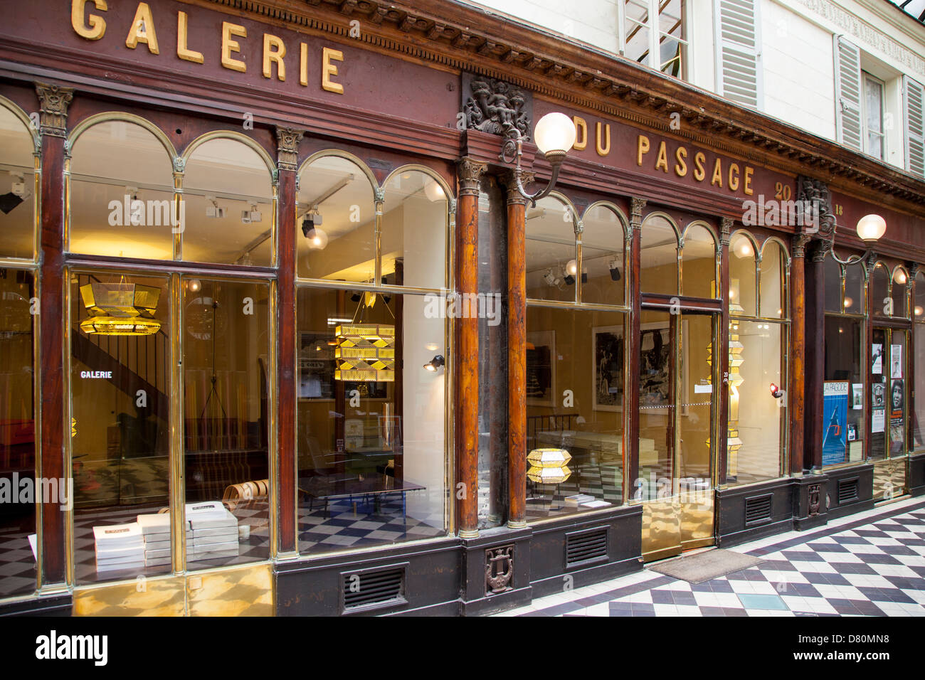 Negozi all'interno Galerie Vero-Dodat - uno dei passaggi coperti nel 2° Arrondissement, Parigi Francia Foto Stock