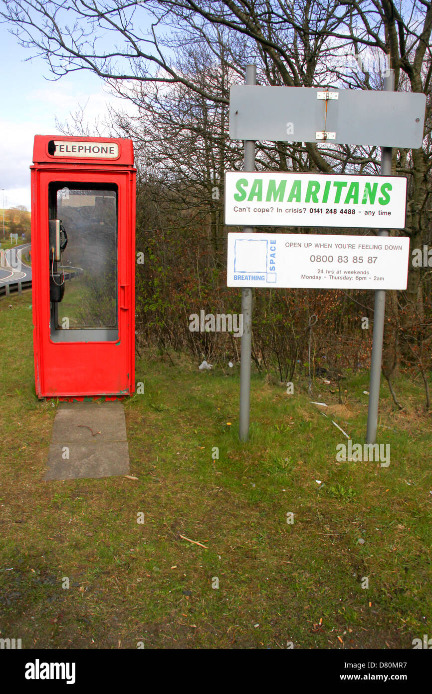 Samaritani e nello spazio di respirazione linee guida indicazioni accanto alla casella telefono in entrata pedonale a Erskine Bridge Glasgow Foto Stock