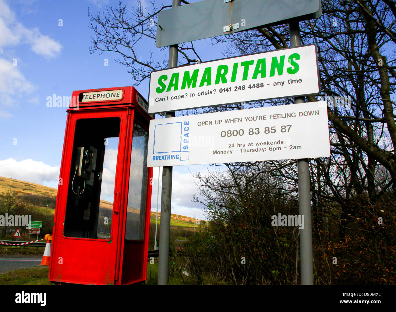 Samaritani e nello spazio di respirazione linee guida indicazioni accanto alla casella telefono in entrata pedonale a Erskine Bridge Glasgow Foto Stock