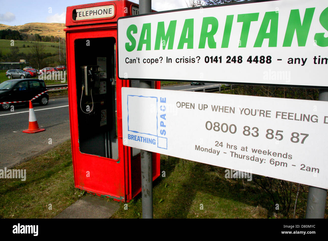 Samaritani e nello spazio di respirazione linee guida indicazioni accanto alla casella telefono in entrata pedonale a Erskine Bridge Glasgow Foto Stock