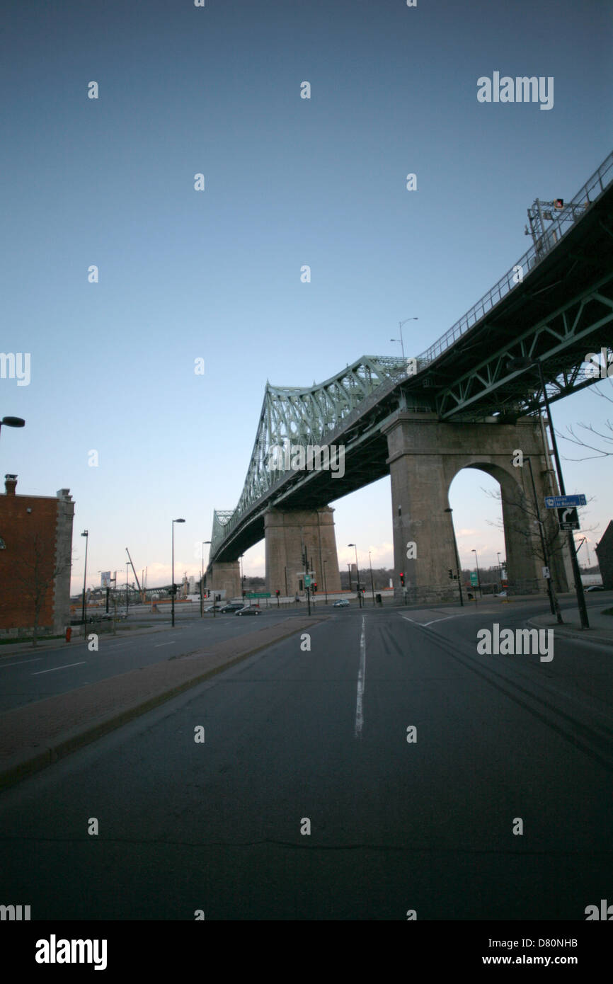 Jacques Cartier Bridge è un acciaio a sbalzo di travatura reticolare ponte che attraversa il fiume San Lorenzo a Montreal, in Quebec. Foto Stock