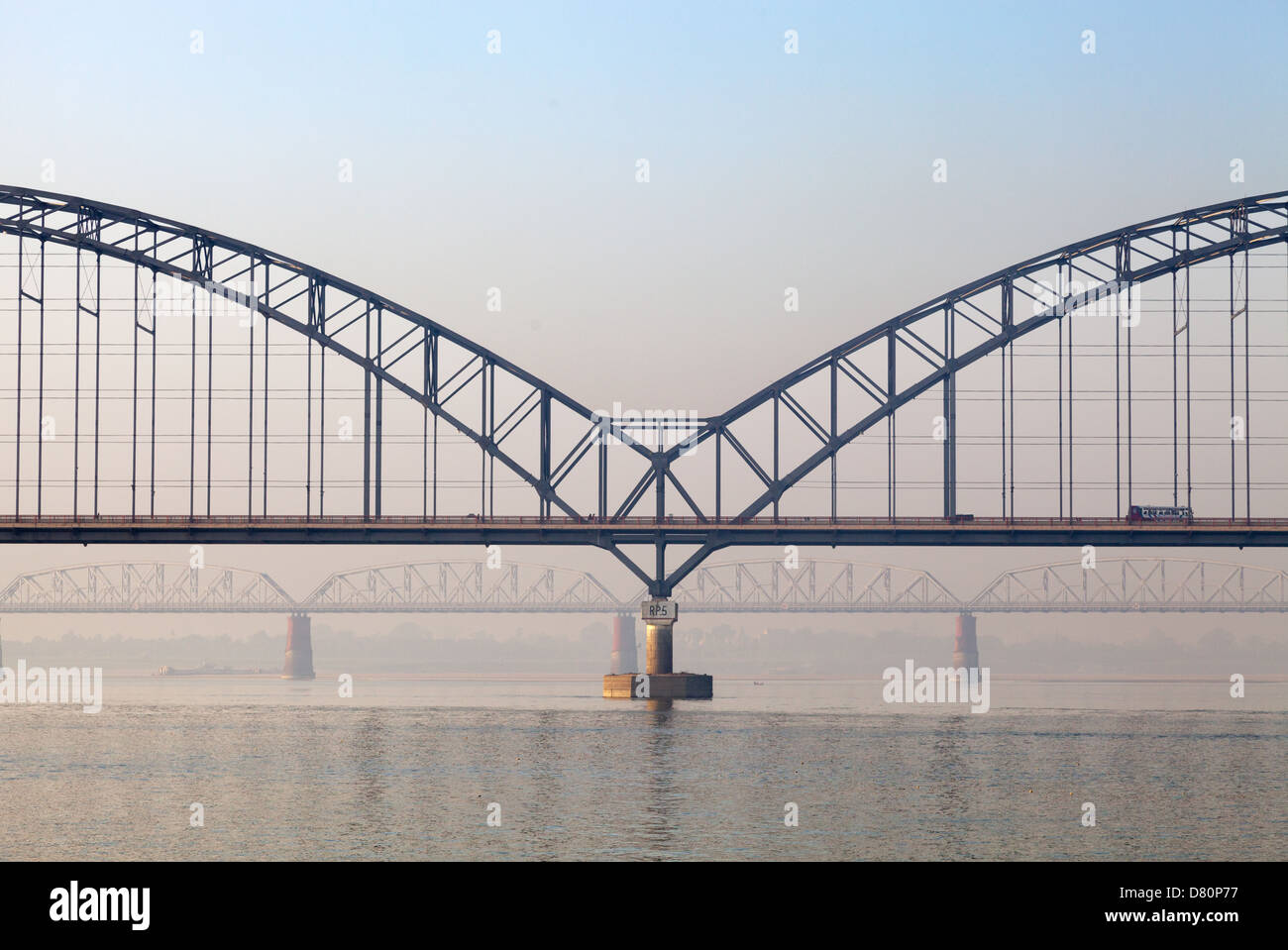 Ponti sul fiume Irrawaddy vicino a Mandalay, Myanmar 3 Foto Stock