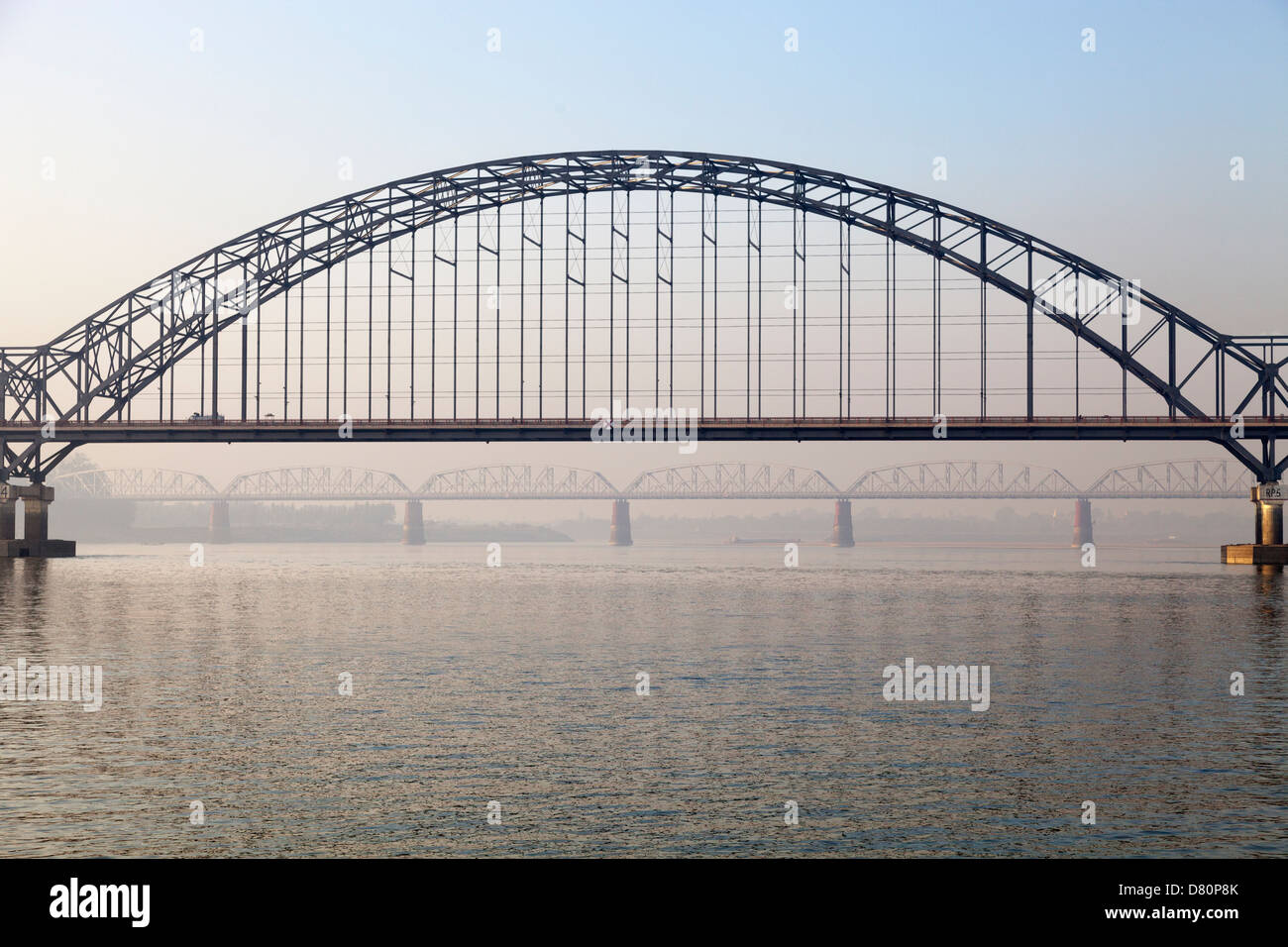 Ponti sul fiume Irrawaddy vicino a Mandalay, Myanmar 4 Foto Stock